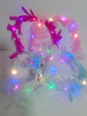 CORONA CON PLUMAS Y LUZ COLORES PASTEL x1