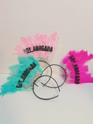 VINCHA FRASE SOY ABOGADA CON PLUMAS x1 (varios colores)